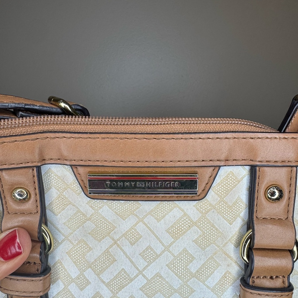 Tommy‎ Hilfiger Cream & Brown Crossbody Bag with Logo Plaque - Picture 2 of 6